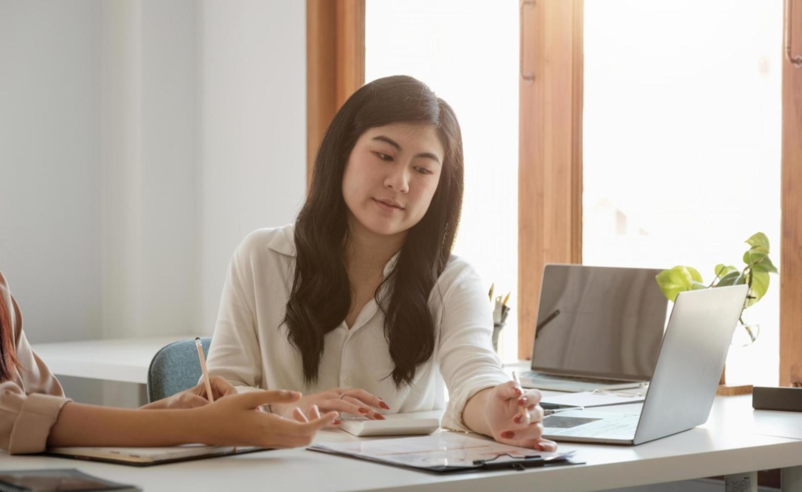 Apprenant en session individuelle avec un formateur SEO