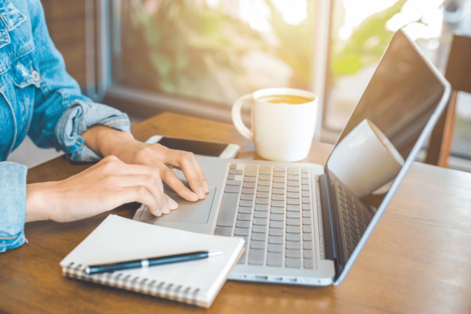 Apprenants travaillant sur leur stratégie de contenu SEO